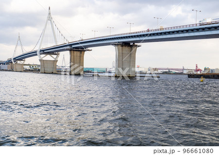 大阪市此花区の舞洲にかかる此花大橋 96661080