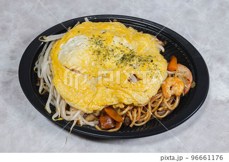 薄焼き卵をのせたソース焼きそば 96661176