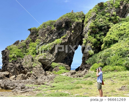 久米島ミーフガーの大自然を満喫する外国人観光客 96661269