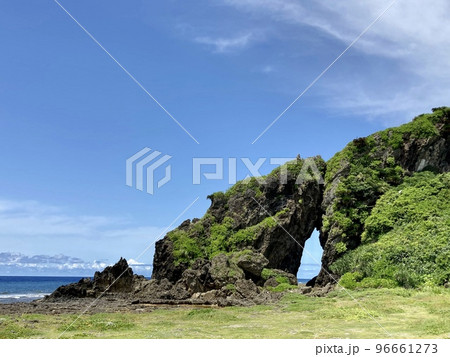 青空と東シナ海に囲まれた久米島のミーフガー 96661273