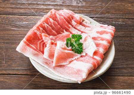 皿に盛った豚バラスライス肉 96661490