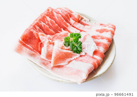 白い背景の皿に盛った豚バラスライス肉 白い背景の皿に盛った豚バラスライス肉 96661491