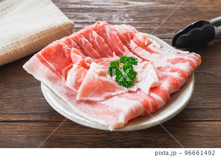 皿に盛った豚バラスライス肉 皿に盛った豚バラスライス肉 96661492