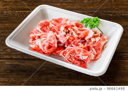 トレイに入った牛こま切れ肉 トレイに入った牛こま切れ肉 96661498