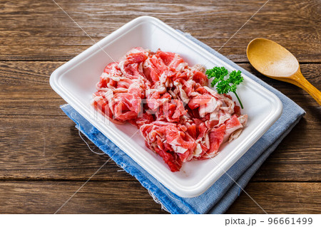 トレイに入った牛こま切れ肉 トレイに入った牛こま切れ肉 96661499