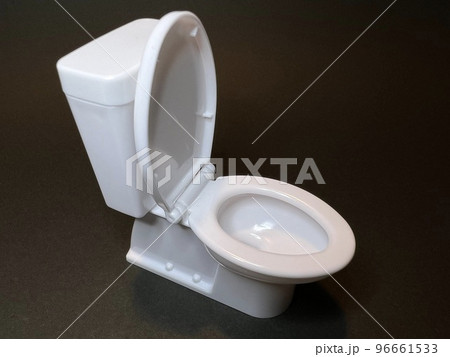 洋式トイレの便器、黒背景。 96661533
