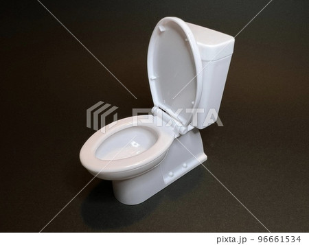 洋式トイレの便器、黒背景。 96661534