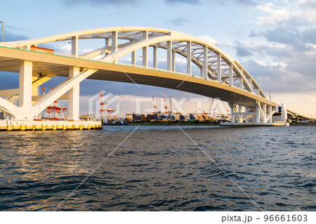 大阪市此花区の舞洲と夢洲にかかる夢舞大橋(25年大阪万博で完成) 96661603