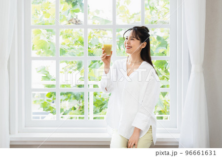 野菜ジュースを飲む女性 野菜ジュースを飲む女性 96661631