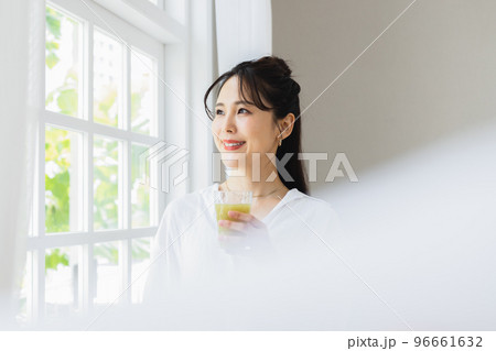野菜ジュースを飲む女性 野菜ジュースを飲む女性 96661632