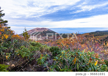 【福島県･磐梯吾妻スカイライン】秋の鎌沼自然探勝路をトレッキング 10月 96661691