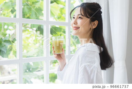 野菜ジュースを飲む女性 96661737