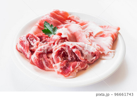 白い皿に盛った豚肉と牛肉の盛り合わせ 96661743