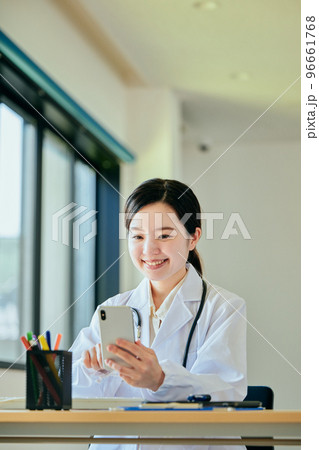 オンライン診療をする若い女性医師 オンライン診療をする若い女性医師 96661768