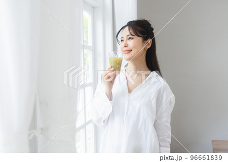 野菜ジュースを飲む女性 96661839