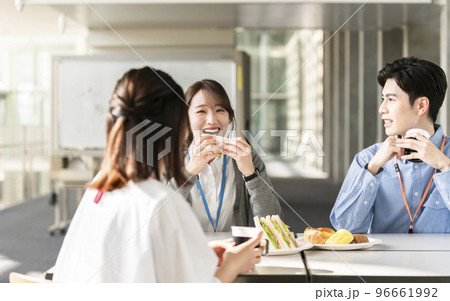 楽しくランチする若い男女 96661992