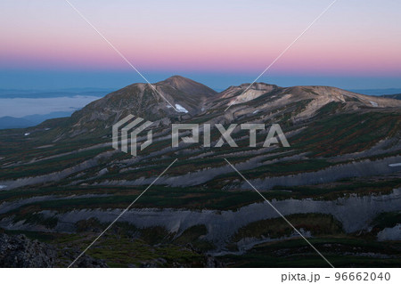 ビーナスベルトと夜明け前の大雪山最高峰の旭岳 ビーナスベルトと夜明け前の大雪山最高峰の旭岳 96662040