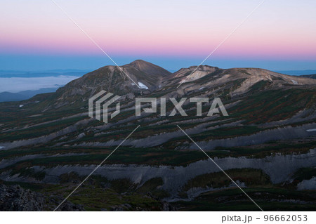 ビーナスベルトと夜明け前の大雪山最高峰の旭岳 96662053