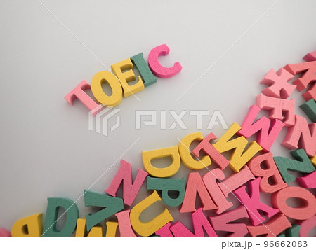TOEICの単語とたくさんのアルファベット文字 96662083