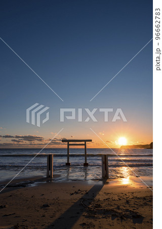 千葉県勝浦市 鵜原海水浴場 夕暮れの八坂神社 一ノ鳥居(白い鳥居) 千葉県勝浦市 鵜原海水浴場 夕暮れの八坂神社 一ノ鳥居(白い鳥居) 96662783
