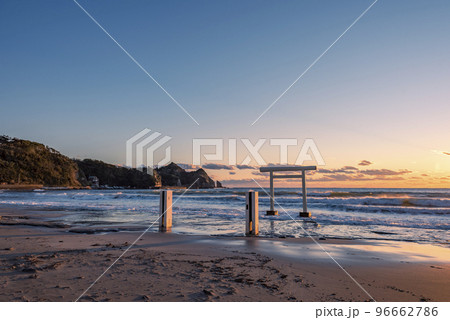 千葉県勝浦市 鵜原海水浴場 夕暮れの八坂神社 一ノ鳥居(白い鳥居) 千葉県勝浦市 鵜原海水浴場 夕暮れの八坂神社 一ノ鳥居(白い鳥居) 96662786