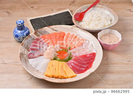 手巻き寿司、手巻きすし、手まき寿司、和食、手作り、夕食、団らん、具材、海鮮料理、家庭料理。 96662995
