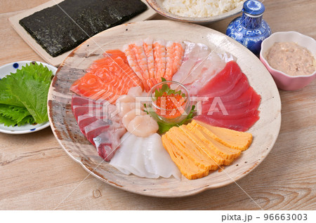 手巻き寿司、手巻きすし、手まき寿司、和食、手作り、夕食、団らん、具材、海鮮料理、家庭料理。 96663003