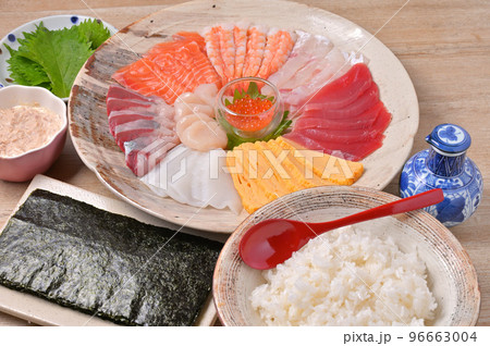 手巻き寿司、手巻きすし、手まき寿司、和食、手作り、夕食、団らん、具材、海鮮料理、家庭料理。 96663004