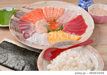 手巻き寿司、手巻きすし、手まき寿司、和食、手作り、夕食、団らん、具材、海鮮料理、家庭料理。 96663006