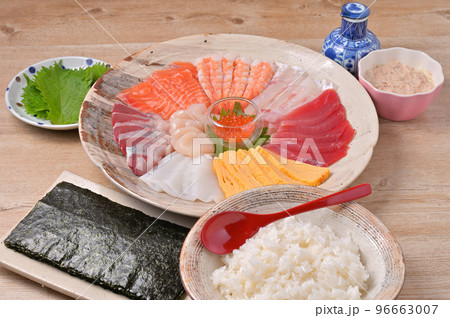 手巻き寿司、手巻きすし、手まき寿司、和食、手作り、夕食、団らん、具材、海鮮料理、家庭料理。 96663007