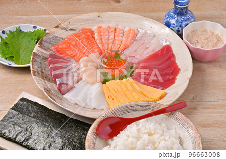 手巻き寿司、手巻きすし、手まき寿司、和食、手作り、夕食、団らん、具材、海鮮料理、家庭料理。 96663008
