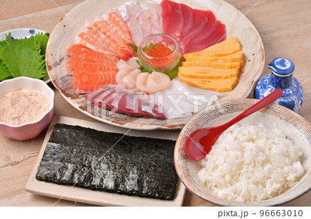 手巻き寿司、手巻きすし、手まき寿司、和食、手作り、夕食、団らん、具材、海鮮料理、家庭料理。 96663010