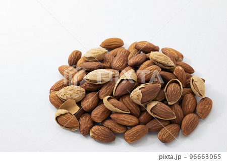白バックの殻付きのアーモンド 96663065
