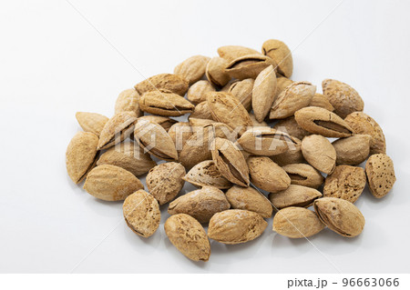 白バックの殻付きのアーモンド 96663066