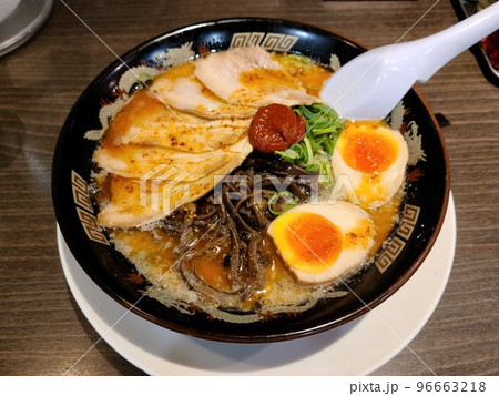 濃厚豚骨ラーメン辛味噌のせ 濃厚豚骨ラーメン辛味噌のせ 96663218
