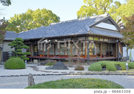 西尾市歴史公園に建つ「旧近衛邸」書院側 西尾市歴史公園に建つ「旧近衛邸」書院側 96663308