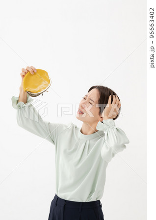財布　悩む女性　白バック 96663402