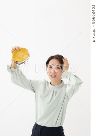 財布　悩む女性　白バック 96663403