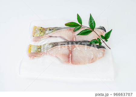 白い背景のシイラの切身 96663707