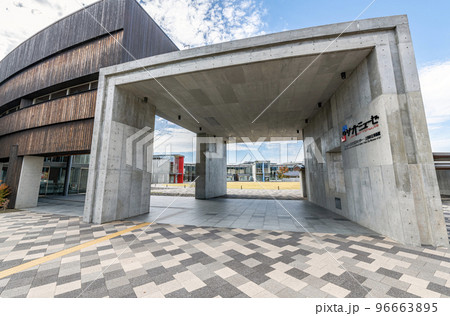 長野県上田市　晴天の上田市立美術館・上田市交流文化芸術センター（サントミューゼ） 96663895
