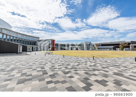 長野県上田市　晴天の上田市立美術館・上田市交流文化芸術センター（サントミューゼ） 96663900