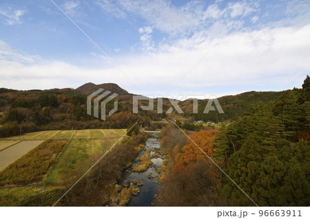 国道113号線新小原大橋から望む白石川と赤く色づいた山々(宮城県白石市) 国道113号線新小原大橋から望む白石川と赤く色づいた山々(宮城県白石市) 96663911
