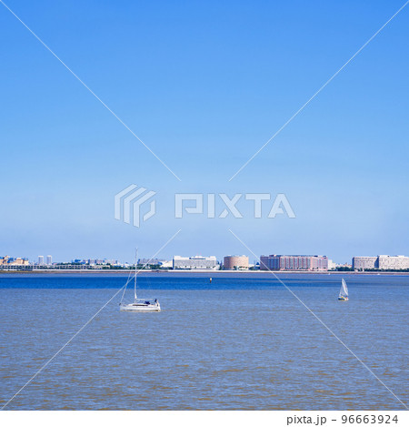 浦安市 舞浜 と 東京湾 を 新木場 から望む　【 千葉県 の 風景 】 96663924