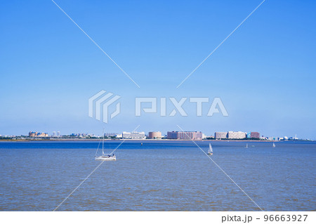 浦安市 舞浜 と 東京湾 を 新木場 から望む 【 千葉県 の 風景 】 浦安市 舞浜 と 東京湾 を 新木場 から望む 【 千葉県 の 風景 】 96663927