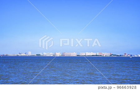 浦安市 舞浜 と 東京湾 を 新木場 から望む　【 千葉県 の 風景 】 96663928