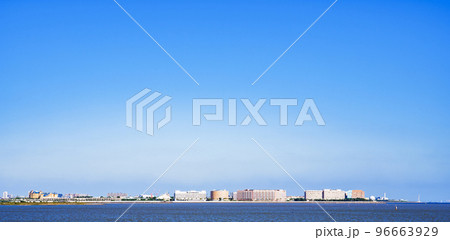 浦安市 舞浜 と 東京湾 を 新木場 から望む　【 千葉県 の 風景 】 96663929