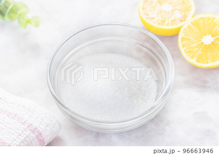 ガラスの器に入ったクエン酸とレモン 96663946