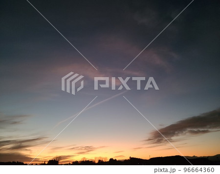 美しい夕焼け空と飛行機雲 美しい夕焼け空と飛行機雲 96664360