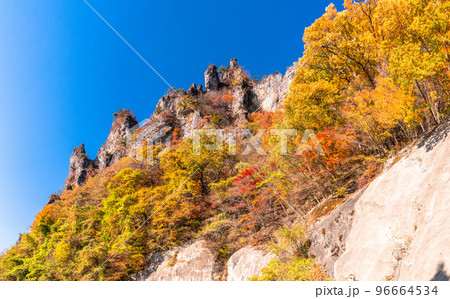 《群馬県》秋の妙義山・紅葉シーズン 《群馬県》秋の妙義山・紅葉シーズン 96664534