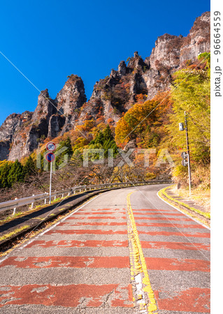 《群馬県》秋の妙義山・紅葉シーズン 96664559